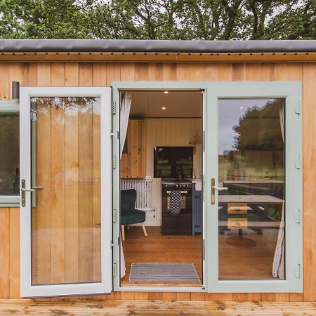 וורמינסטר Hidden Wood Glamping And The Hideaway Cabin מראה חיצוני תמונה