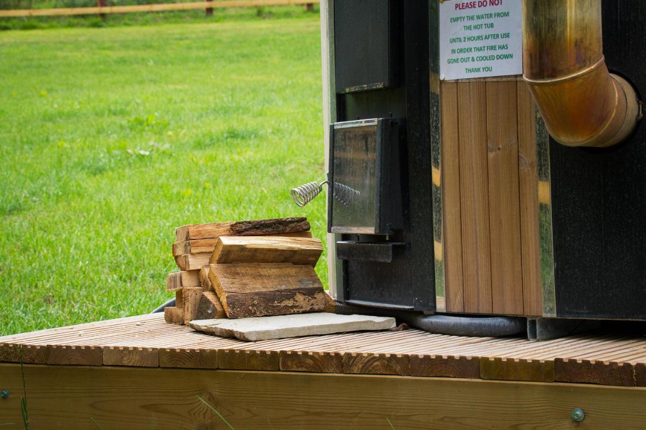 וורמינסטר Hidden Wood Glamping And The Hideaway Cabin מראה חיצוני תמונה