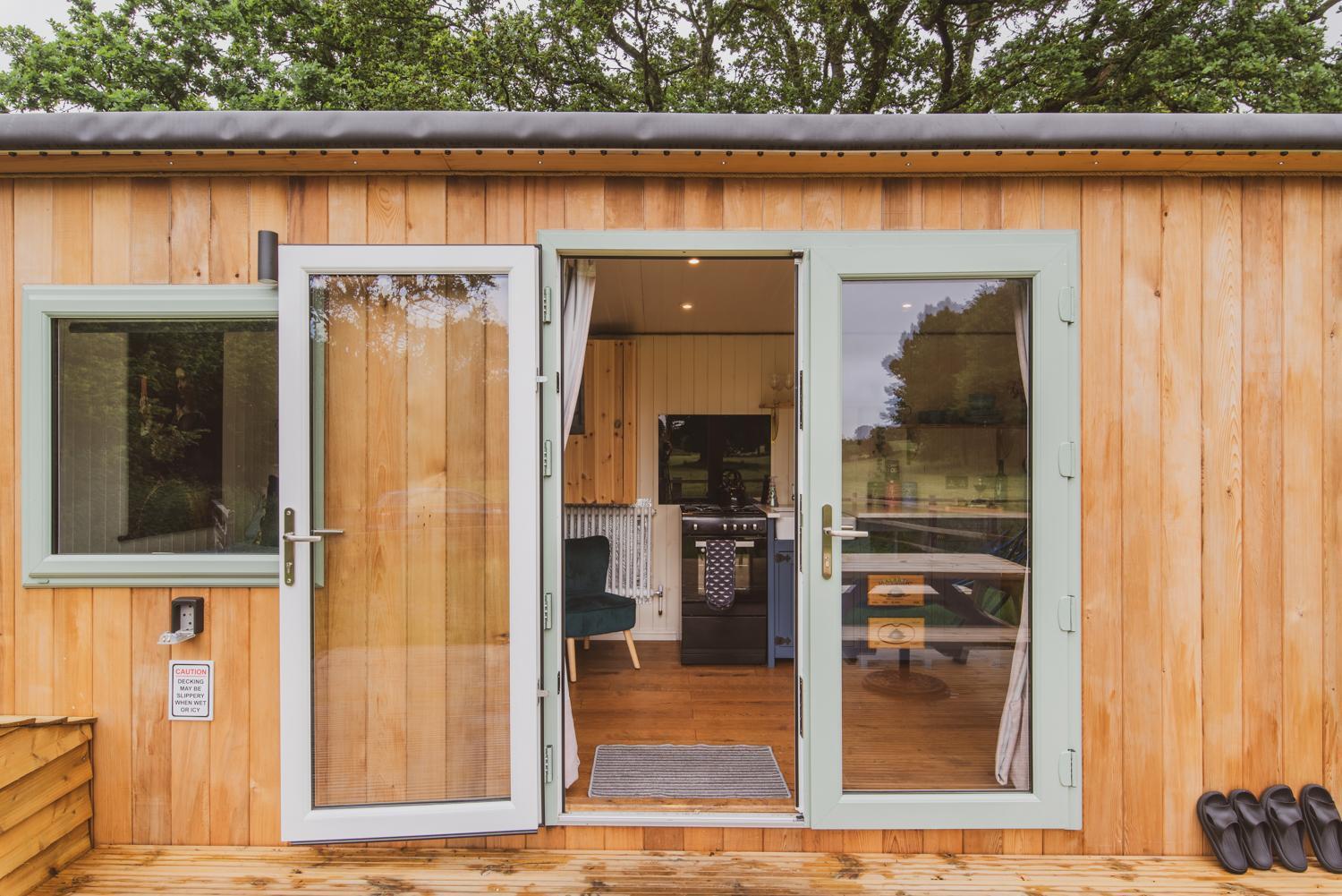 וורמינסטר Hidden Wood Glamping And The Hideaway Cabin מראה חיצוני תמונה
