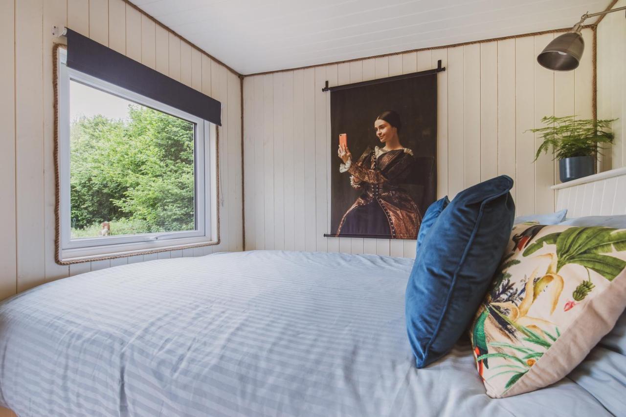 וורמינסטר Hidden Wood Glamping And The Hideaway Cabin מראה חיצוני תמונה