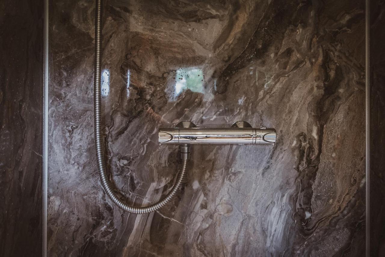 וורמינסטר Hidden Wood Glamping And The Hideaway Cabin מראה חיצוני תמונה