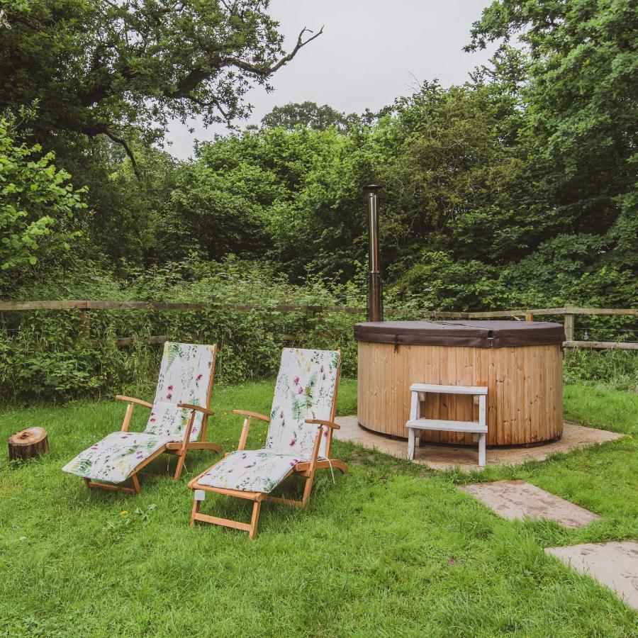 וורמינסטר Hidden Wood Glamping And The Hideaway Cabin מראה חיצוני תמונה