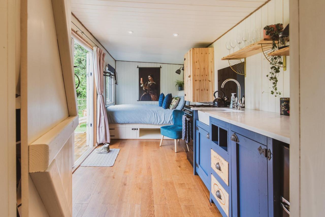 וורמינסטר Hidden Wood Glamping And The Hideaway Cabin מראה חיצוני תמונה