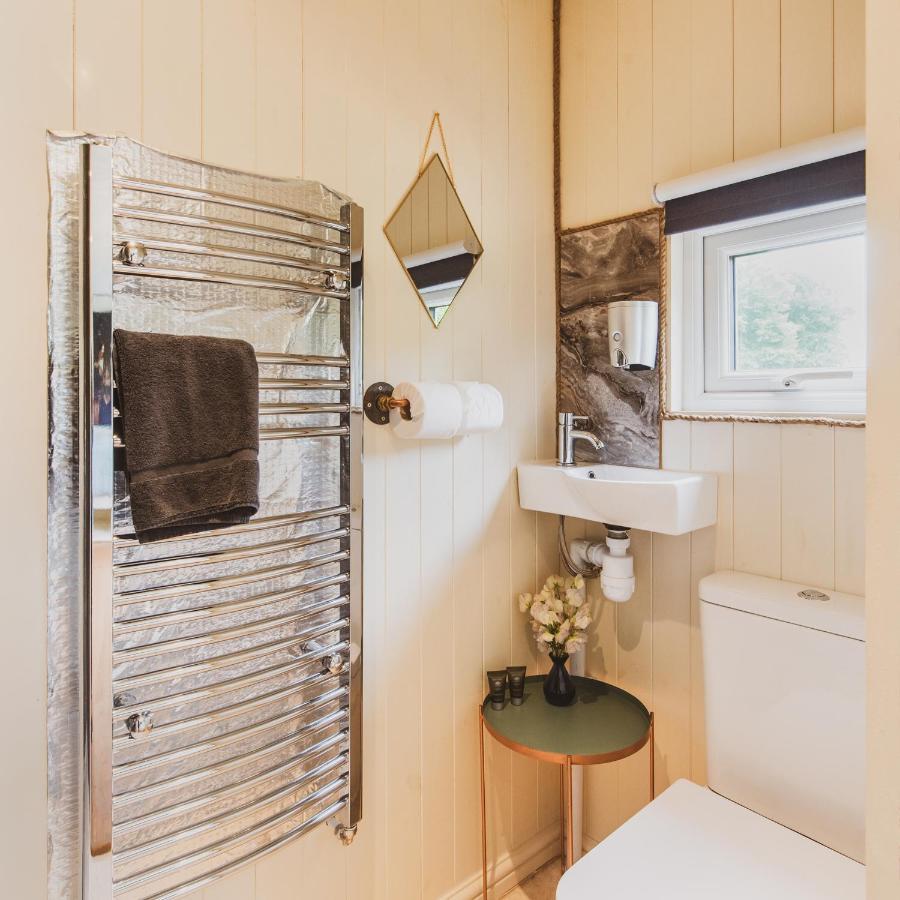 וורמינסטר Hidden Wood Glamping And The Hideaway Cabin מראה חיצוני תמונה