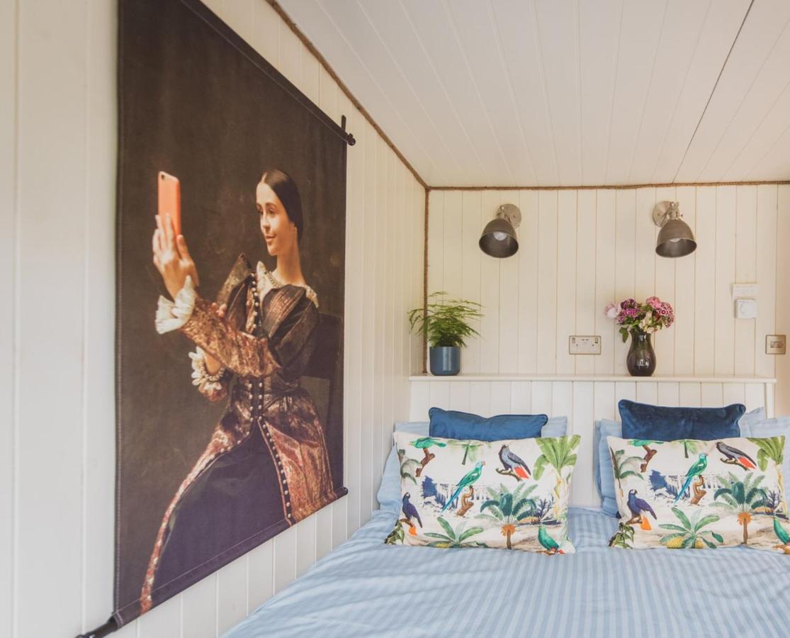 וורמינסטר Hidden Wood Glamping And The Hideaway Cabin מראה חיצוני תמונה