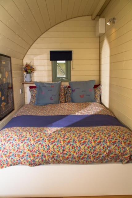 וורמינסטר Hidden Wood Glamping And The Hideaway Cabin מראה חיצוני תמונה