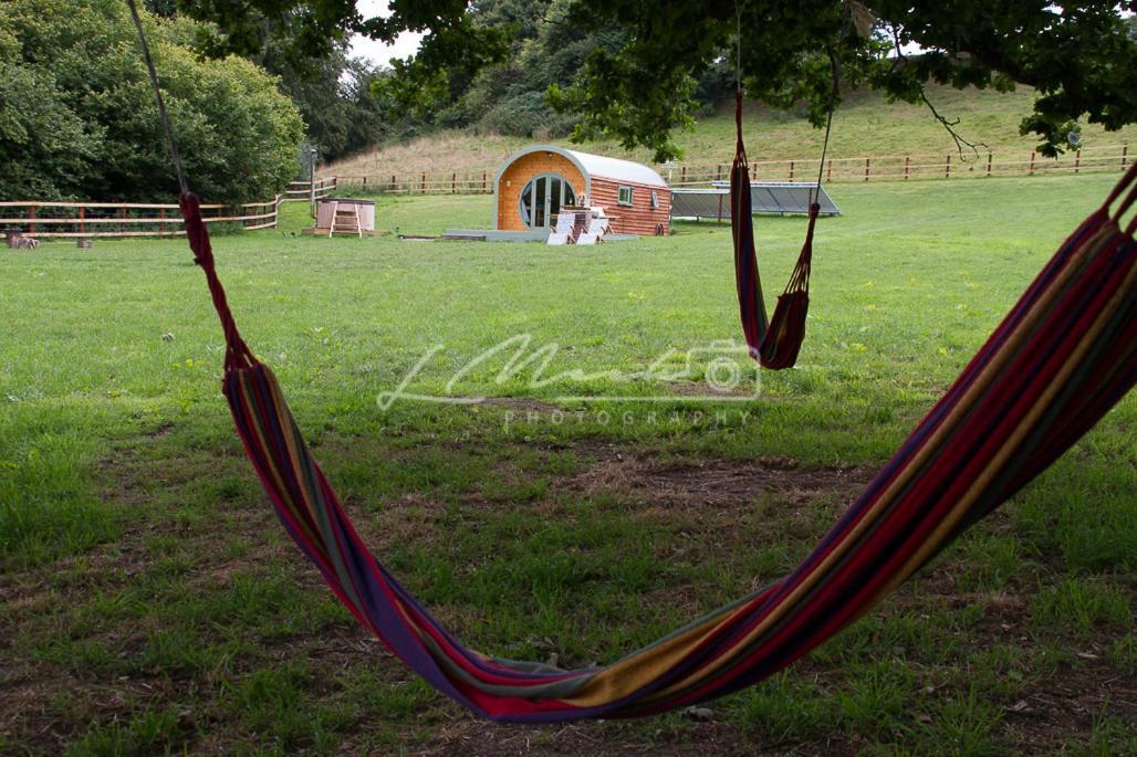 וורמינסטר Hidden Wood Glamping And The Hideaway Cabin מראה חיצוני תמונה